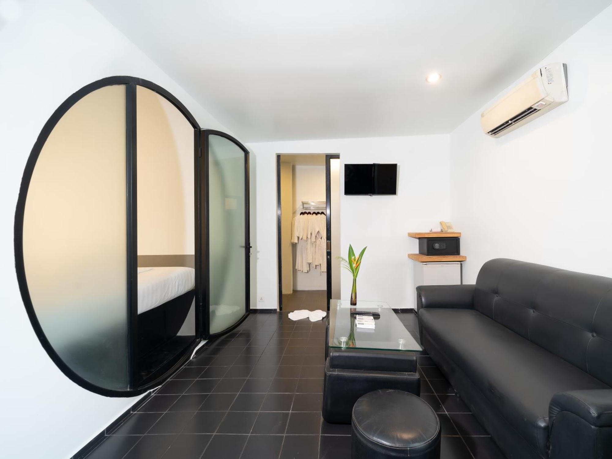 Tunnel Urban Retreat Hotel Siem Reap Exterior photo